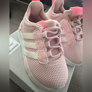 Brand new in the original box. Adidas Racer TR21, running course A pied.